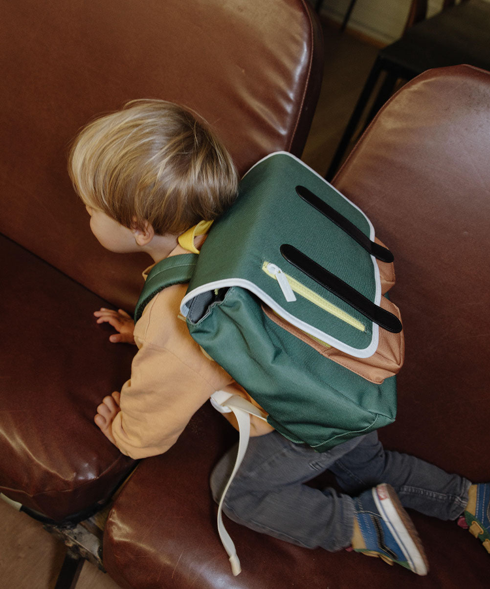 Green schoolbag for kids with yellow zip and black straps Hello Hossy