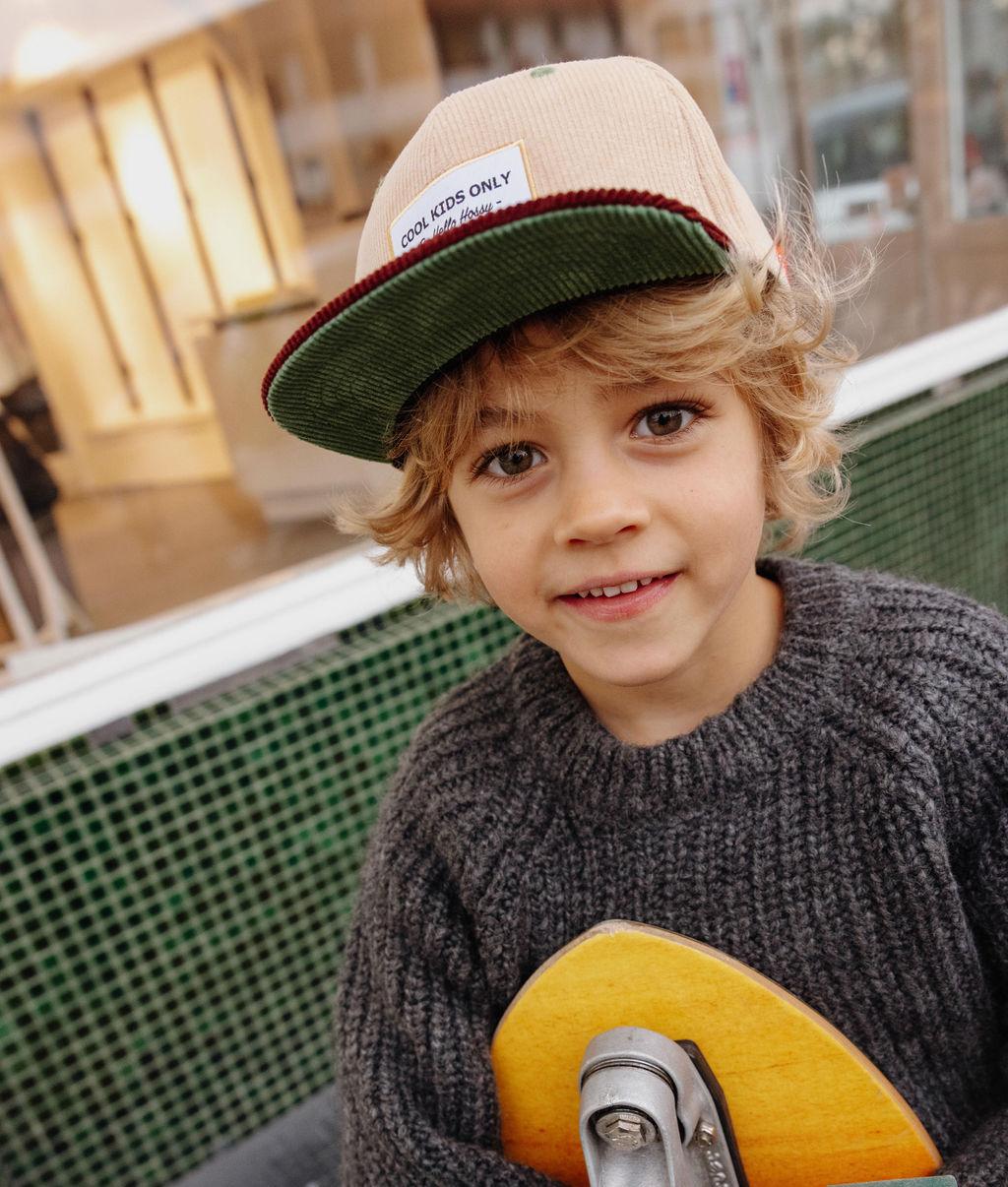Enfant avec casquette velours beige Sweet Almond – look décontracté – Hello Hossy