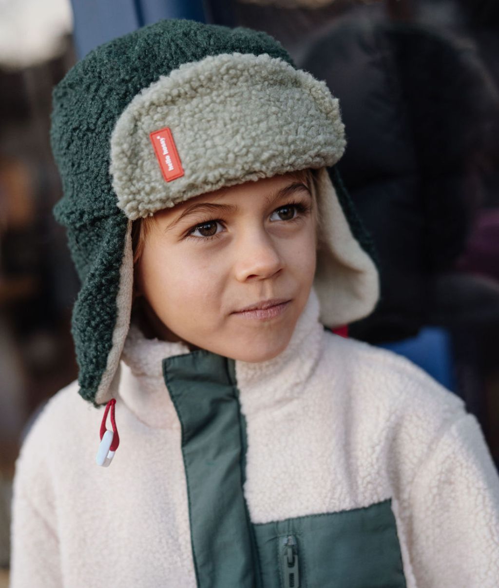 Enfant portant la chapka bicolore Cozy Neo - vue de 3/4 - photo lifestyle - Hello Hossy