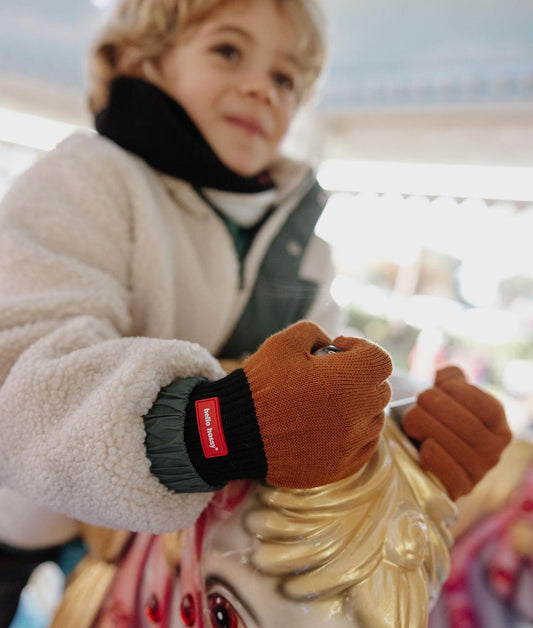 Gants en maille bicolore Handy Blacky portés par un garçon – photo lifestyle – Hello Hossy