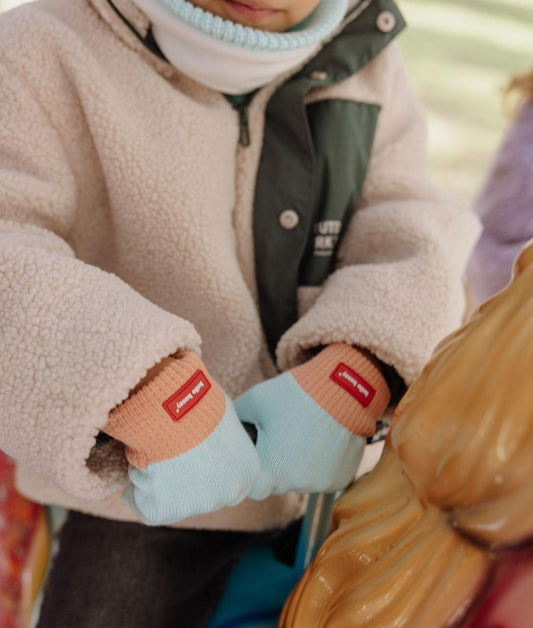 Enfant portant les gants bicolore Handy Candy - photo lifestyle - Hello Hossy