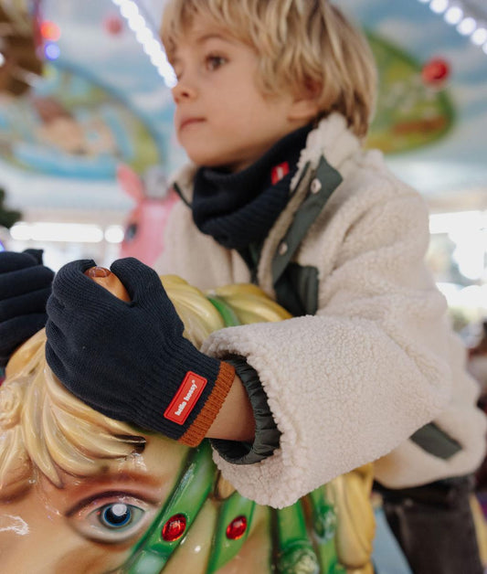 Gants en maille bicolore Handy Polo portés par un garçon – photo lifestyle – Hello Hossy