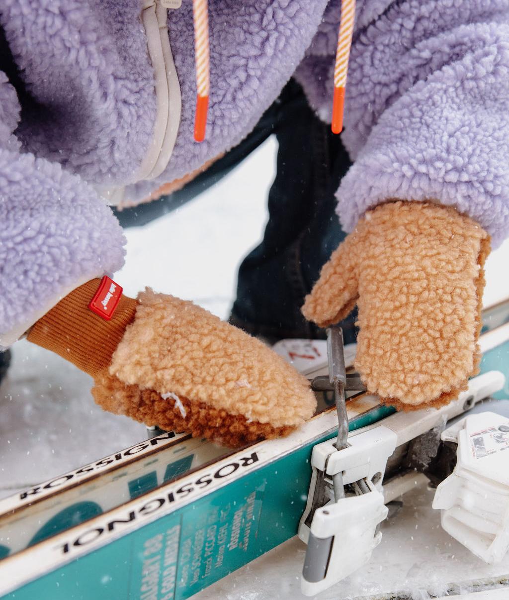 Enfant portant les moufles polaire bicolore Heaty Sven - photo lifestyle - Hello Hossy