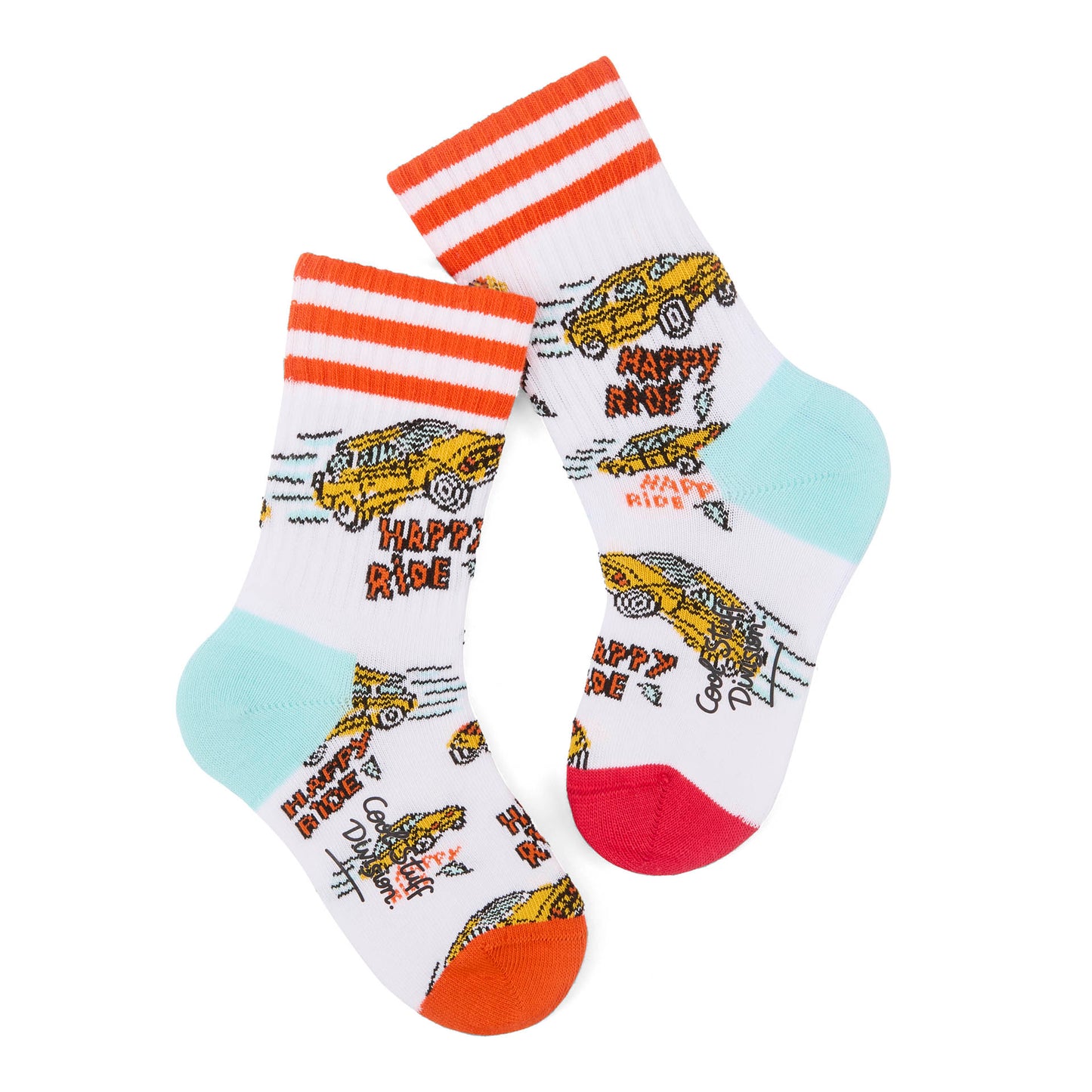 Paire de chaussettes blanche pour enfant, imprimée voiture et texte "HAPPY RIDE", talons et pointes contrastés rouge et orange, haut de tige à rayures rouges – vue à plat