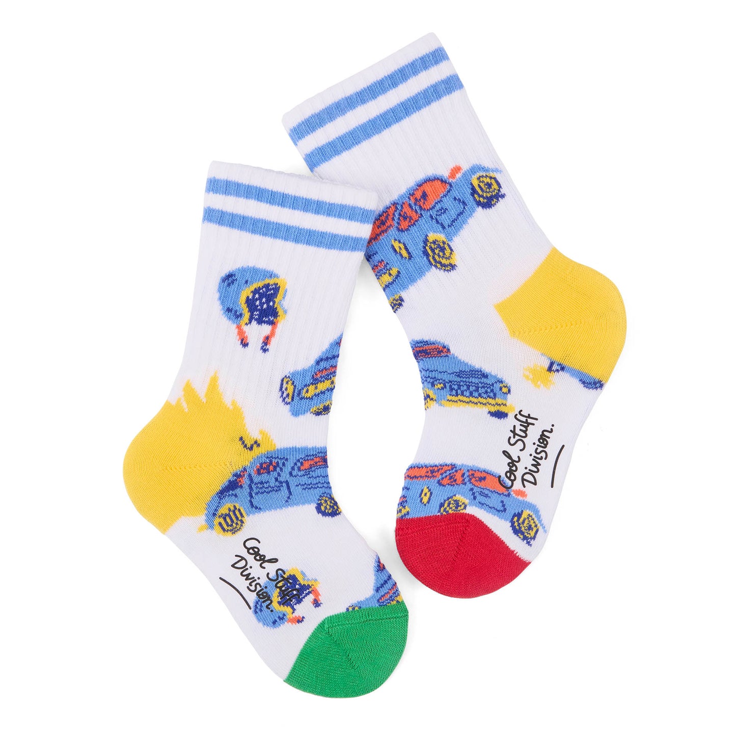 Paire de chaussettes pour enfant, imprimée voitures, talons et pointes contrastés rouge et vert, haut de tige à rayures bleues – vue à plat