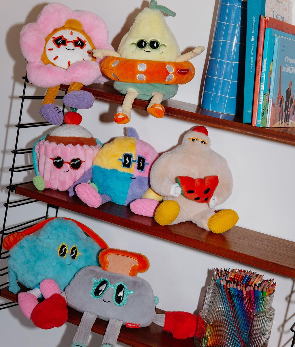 Collection de peluches Hello Hossy posées sur une étagère - photo d'ambiance