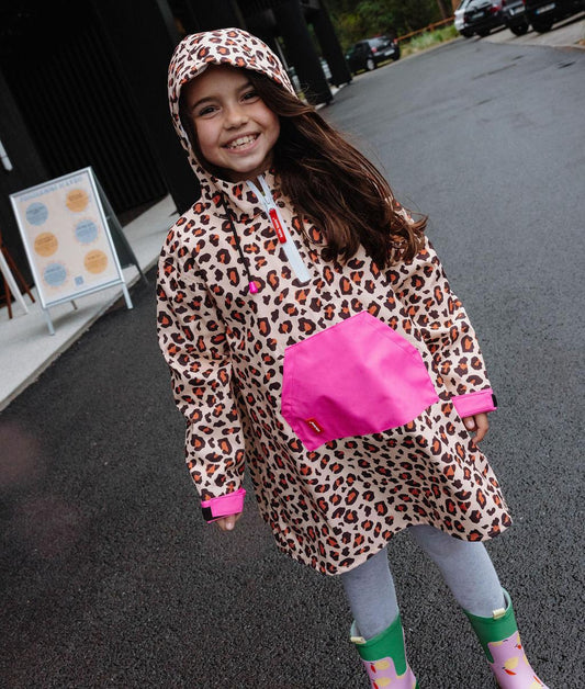 Fille portant le poncho de pluie avec capuche Léopard - vue de face - photo lifestyle - Hello Hossy