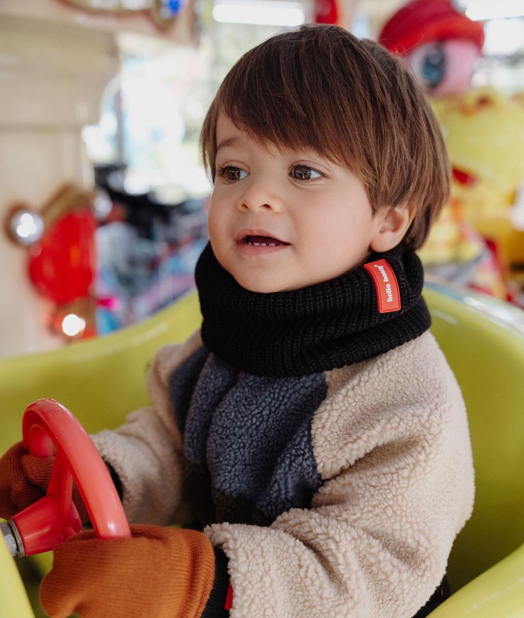 Tour-de-cou en maille, doublé polaire, Cocoon Blacky porté par un enfant avec les gants Handy Blacky assortis - photo lifestyle – Hello Hossy