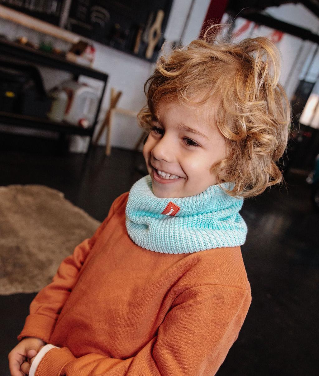Garçon portant le tour-de-cou en maille Cocoon Candy - photo lifestyle - Hello Hossy