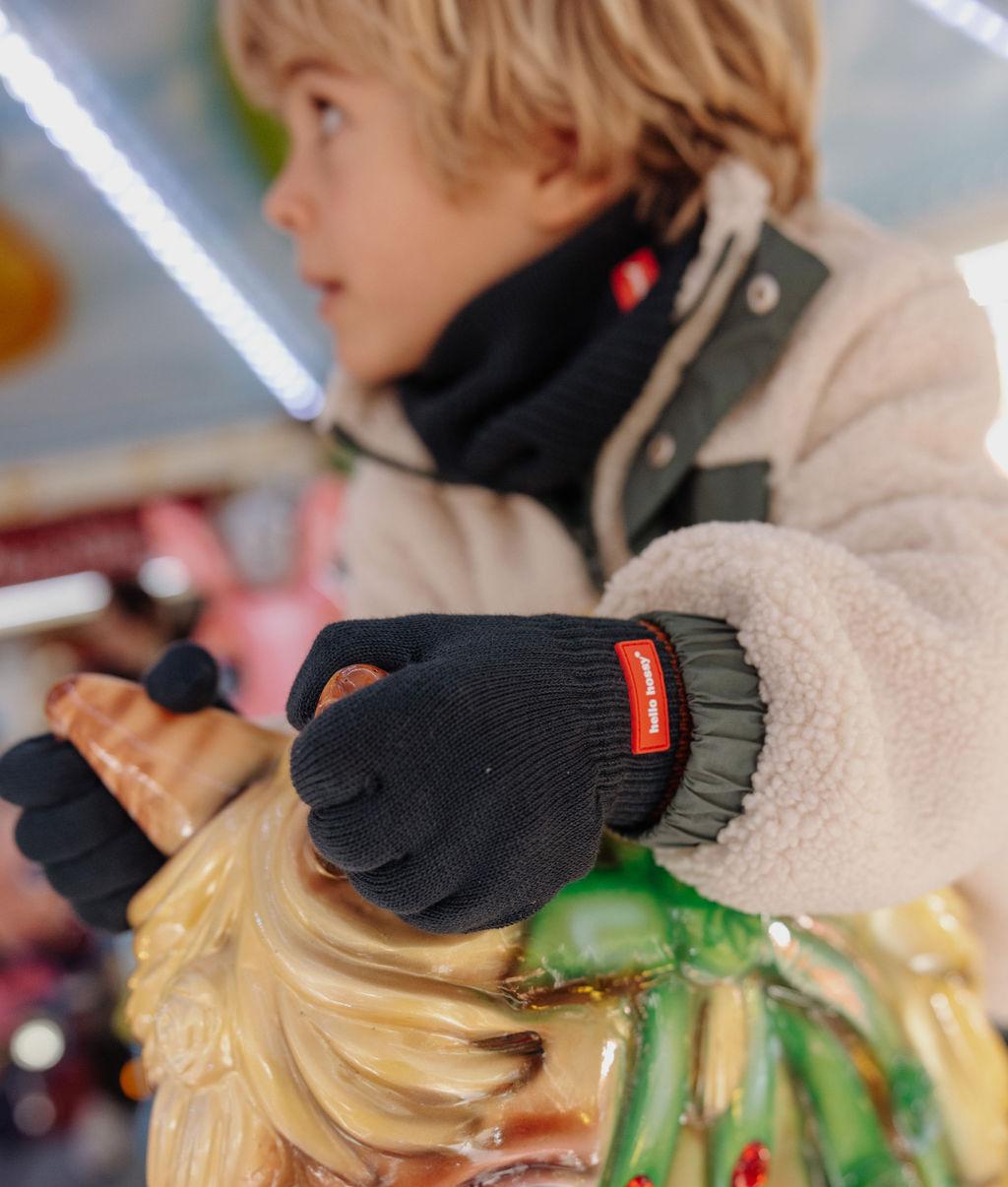 Snood Cocoon Polo porté par un garçon en duo avec les gants Handy Polo - photo lifestyle - Hello Hossy