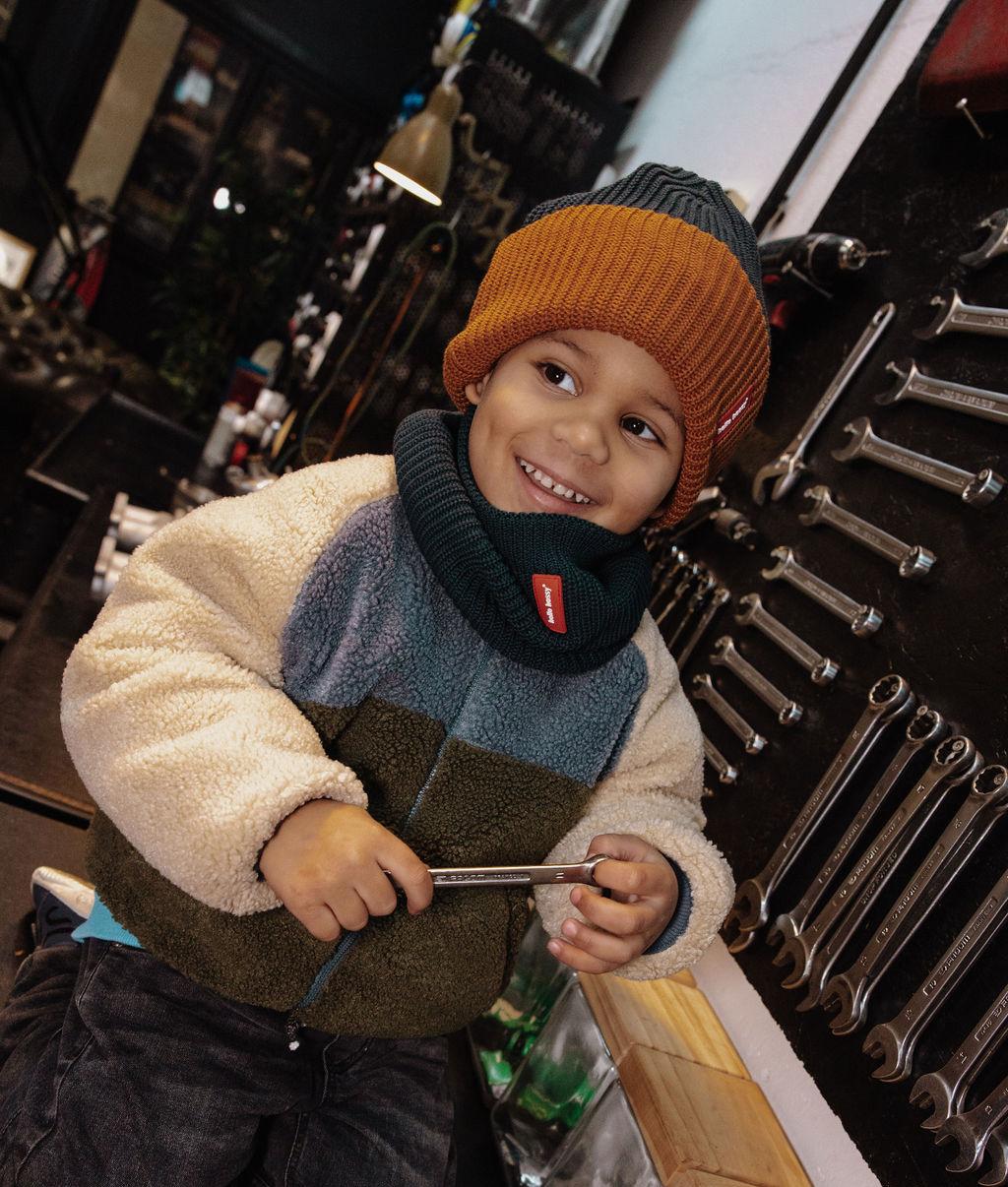 Garçon portant le snood en maille polaire Cocoon Polo avec le duo bonnet Flow Polo – photo lifestyle – Hello Hossy