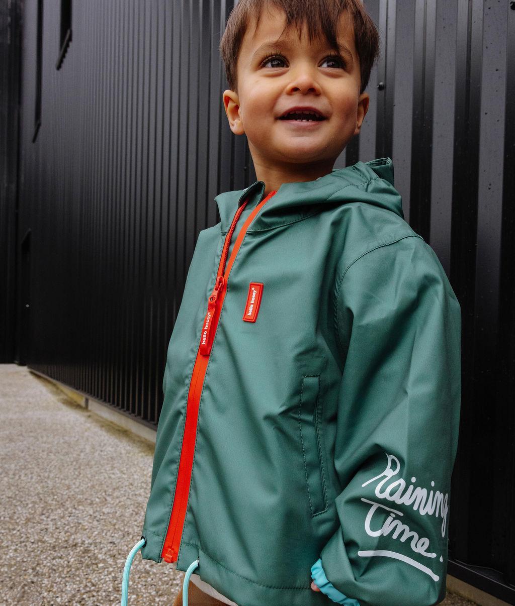 Enfant portant la veste de pluie imperméable Captain - vue de 3/4 - photo lifestyle - Hello Hossy