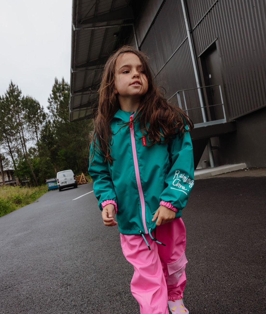 Enfant portant la veste de pluie imperméable Ali - vue de face - photo lifestyle - Hello Hossy