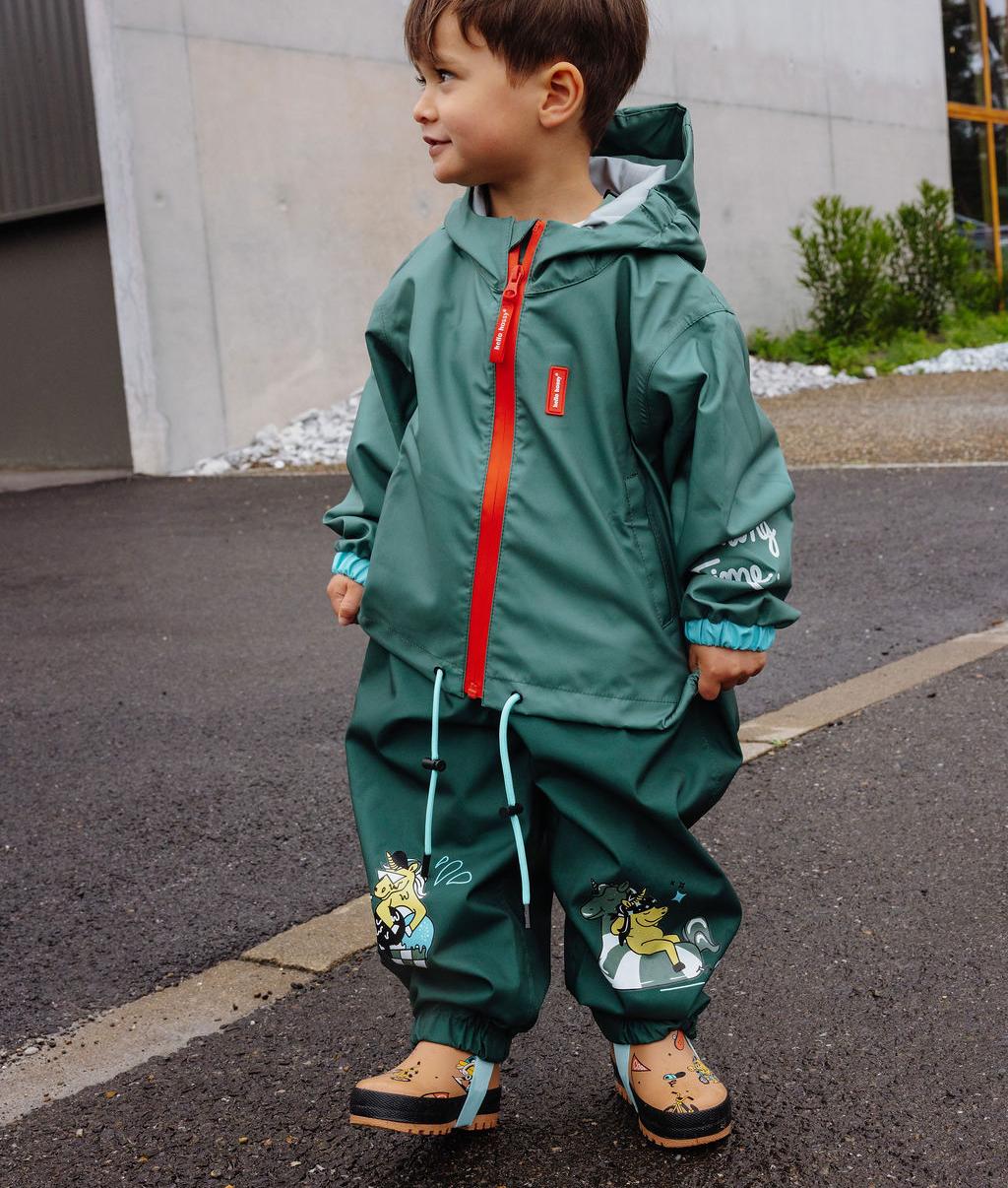 Enfant portant la veste de pluie imperméable Captain - vue de 3/4 - photo lifestyle - Hello Hossy