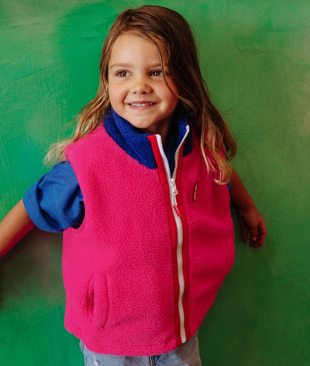 Children's fuchsia fleece vest with blue collar and zip pockets Hello Hossy