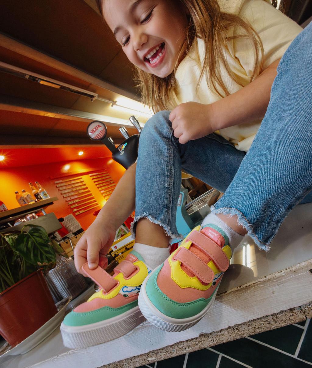 Sneakers enfant rose vert imprimé art semelle blanche double scratchs Hello Hossy