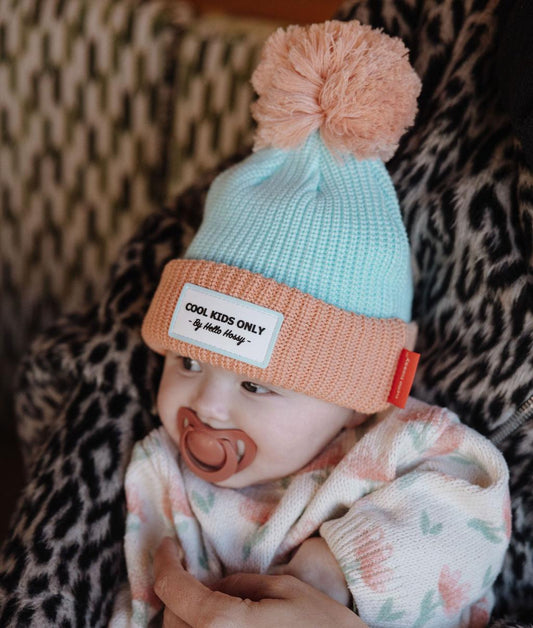 Bébé portant le bonnet avec pompon Color Block Candy - vue de 3/4 - Hello Hossy