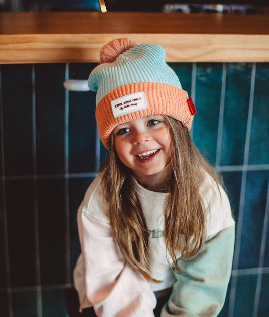 Bonnet maille rose et bleu Color Block Candy porté par une fille – vue de face – Hello Hossy