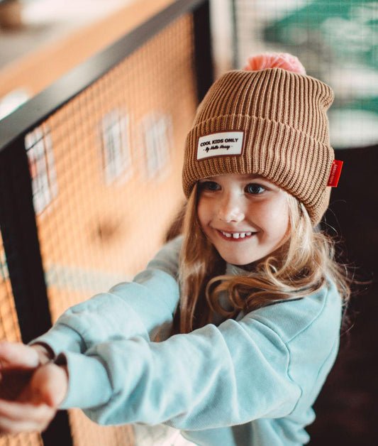 Bonnet en maille Color Block Macaroon porté par une fille – vue 3/4 – photo lifestyle – Hello Hossy