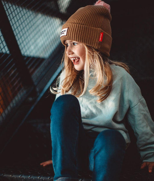 Bonnet maille uni Color Block Macaroon porté par une fille – vue de côté – Hello Hossy