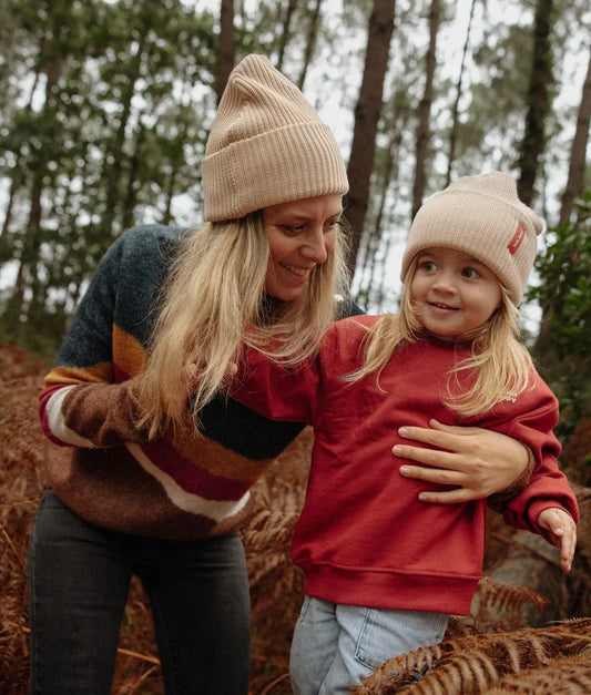 Duo maman-enfant portant le bonnet en maille Flow Creamy - photo lifestyle - Hello Hossy