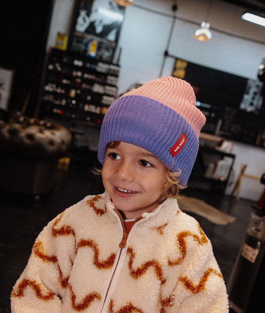 Bonnet en maille bicolore Flow Maya porté par un garçon - photo lifestyle - Hello Hossy