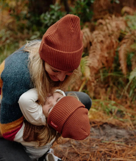 Duo maman-enfant portant le bonnet en maille Flow Nut - photo lifestyle - Hello Hossy