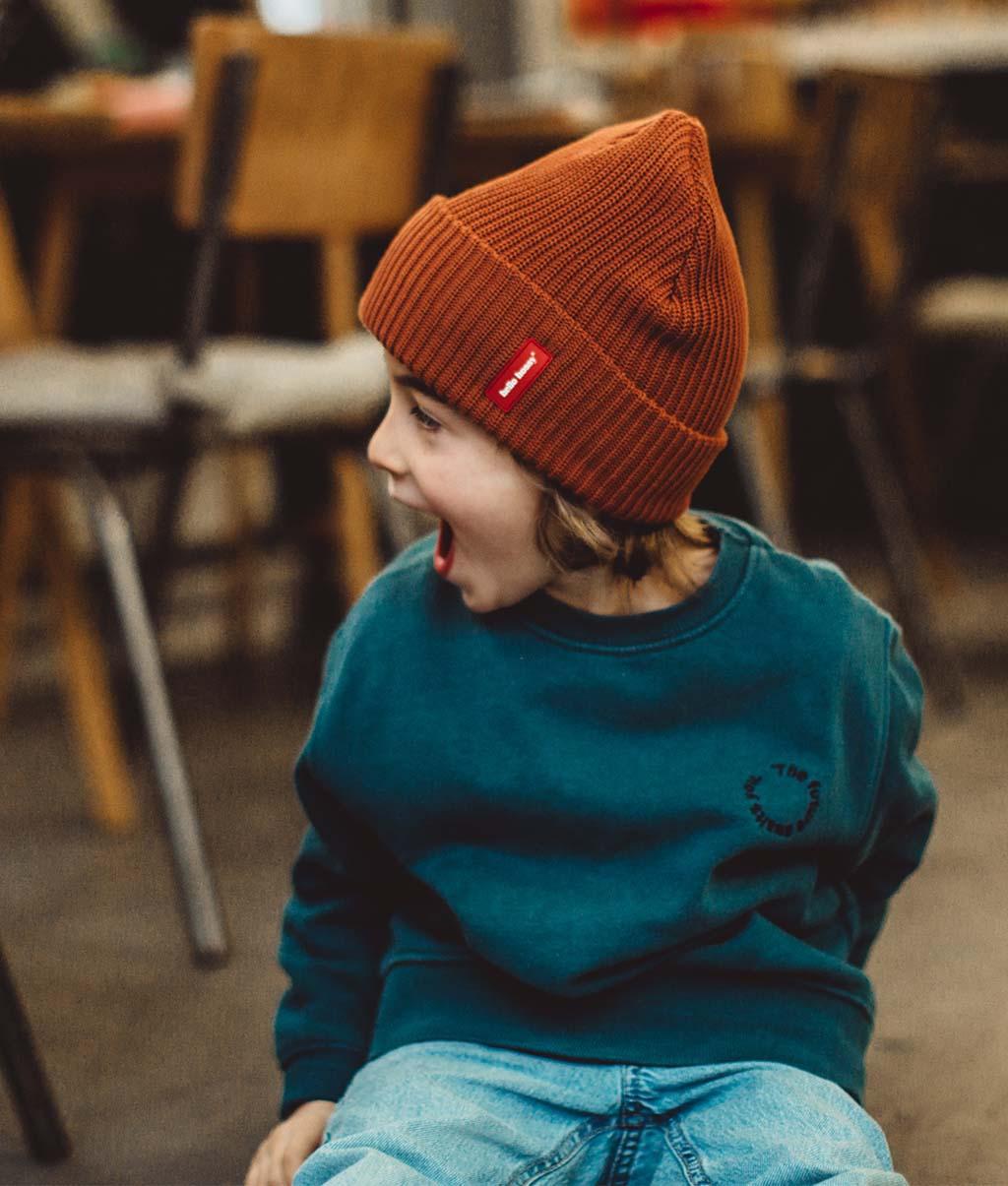 Garçon portant le bonnet uni Flow Nut – vue de profil – Hello Hossy