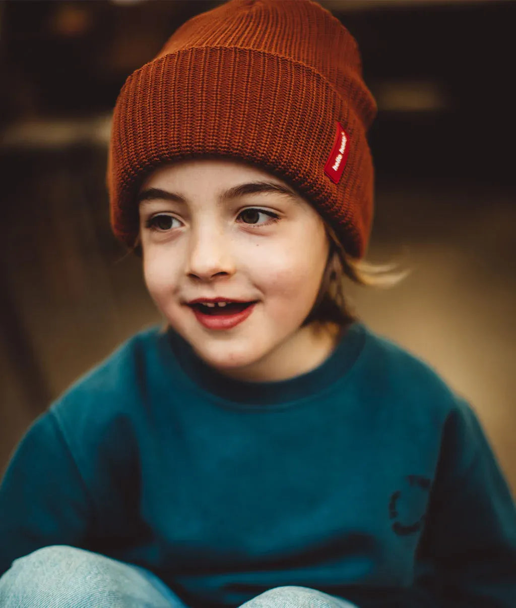 Bonnet en maille Flow Nut porté par un garçon – vue de face – photo lifestyle – Hello Hossy
