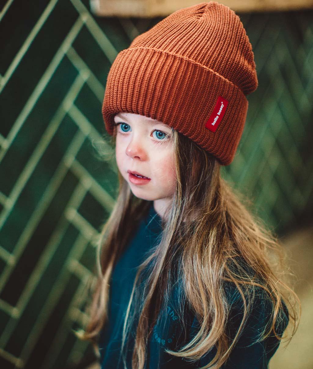 Fille portant le bonnet en maille Flow Nut - photo lifestyle - Hello Hossy