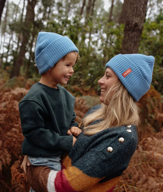 Duo maman-enfant portant le bonnet en maille Flow Ocean - photo lifestyle - Hello Hossy