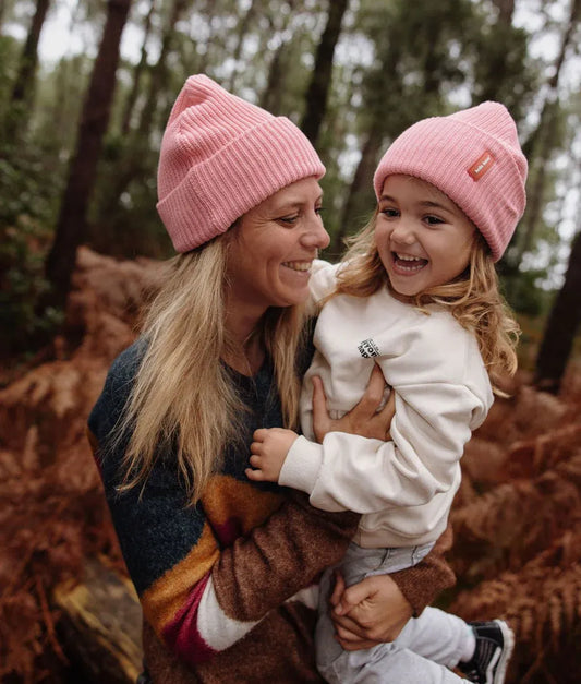 Duo maman-enfant portant le bonnet en maille Flow Pink - photo lifestyle - Hello Hossy