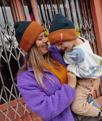 Mère et fils portant en duo le bonnet en maille Flow Polo - vue de profil - Hello Hossy