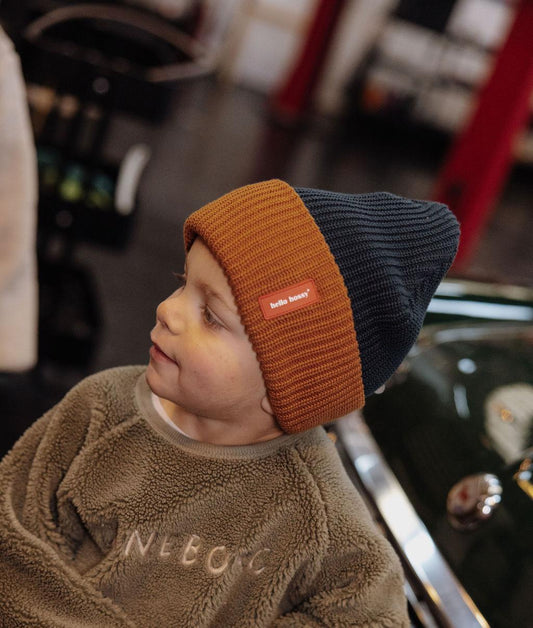 Bonnet en maille Flow Polo porté par un garçon – vue de profil – Hello Hossy