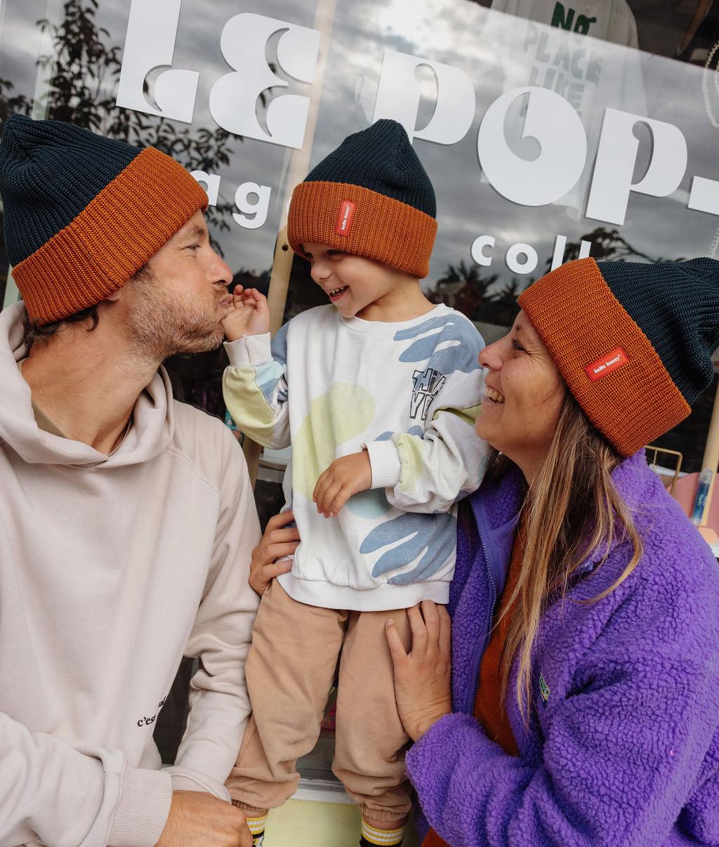 Famille portant le bonnet urbain bicolore Flow Polo - vue de profil - Hello Hossy