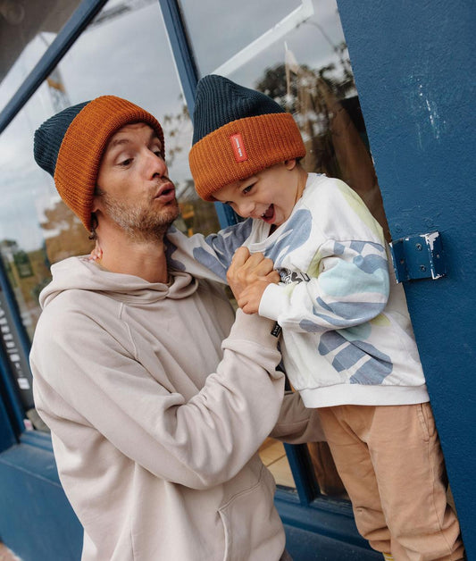 Duo père-fils portant le bonnet urbain en maille Flow Polo - photo lifestyle - Hello Hossy