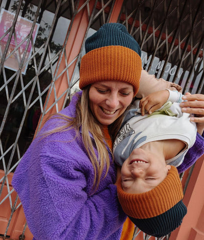 Bonnet urbain en maille bicolore Flow Polo porté par une mère et son fils souriant - photo lifestyle - Hello Hossy