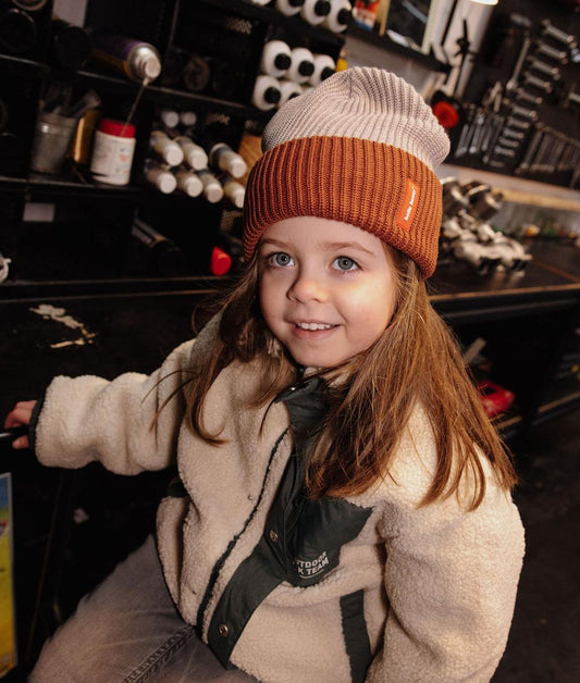 Fille portant le bonnet bicolore Flow Tom – photo lifestyle – Hello Hossy