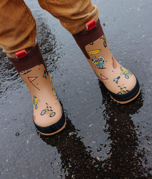 Enfant portant les bottes de pluie Mascots Ride – vue de face  – Hello Hossy