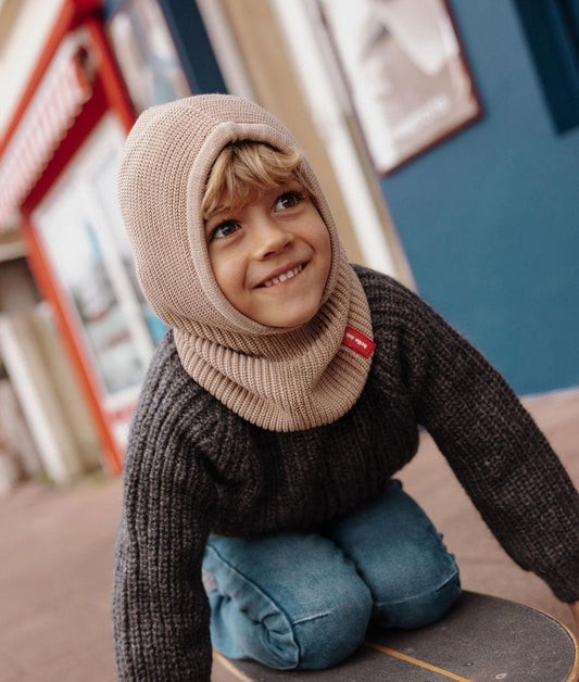 Garçon portant la cagoule Hoody Latte – photo lifestyle – Hello Hossy