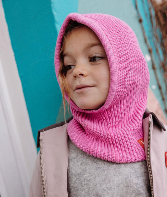 Fille portant la cagoule rose Hoody Lila – photo lifestyle – Hello Hossy