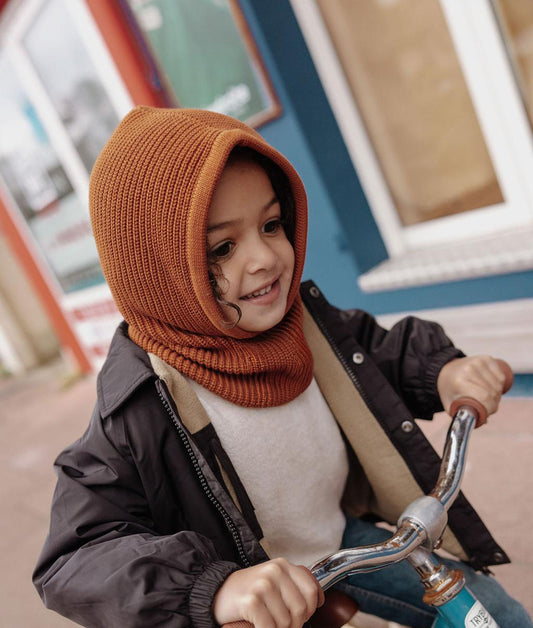 Cagoule en maille Hoody Nut portée par une fille – look urbain – Hello Hossy