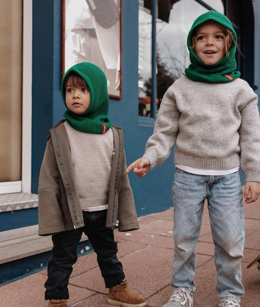 Deux enfants avec cagoule en maille verte Hoody Pine - vue de face - photo lifestyle - Hello Hossy