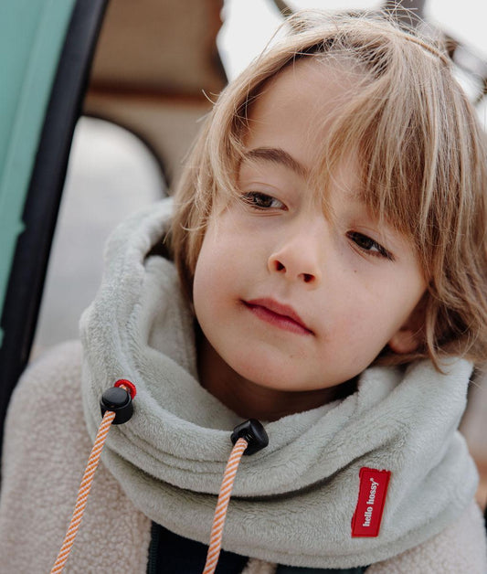 Garçon avec cagoule Warmy Green portée en version tour-de-cou - vue de face - Hello Hossy