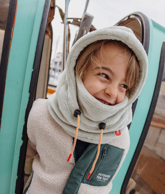 Enfant avec cagoule polaire Warmy Green – vue de face – photo lifestyle – Hello Hossy