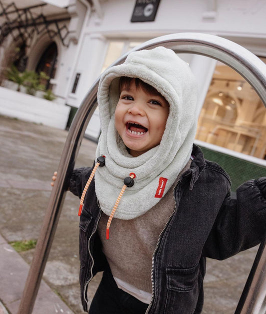 Garçon avec cagoule en polaire beige Warmy Green – vue de 3/4 – Hello Hossy