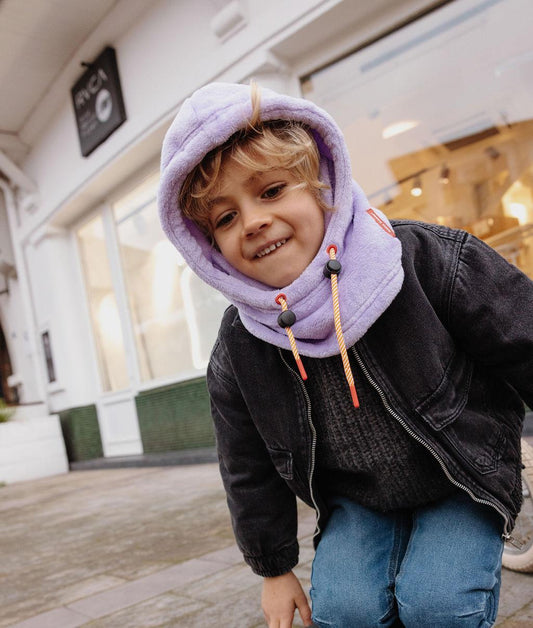 Cagoule en polaire lilas Warmy Mauve portée par un garçon – vue de 3/4 – Hello Hossy