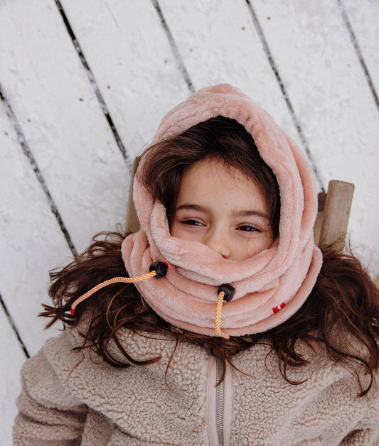 Fille portant la cagoule Warmy Pink  – photo lifestyle – Hello Hossy