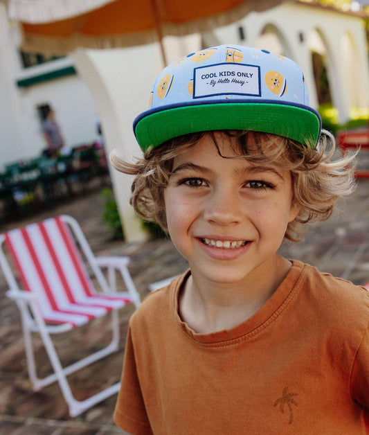 Casquette enfant à ballons jaunes visière bleu marine portée Hello Hossy