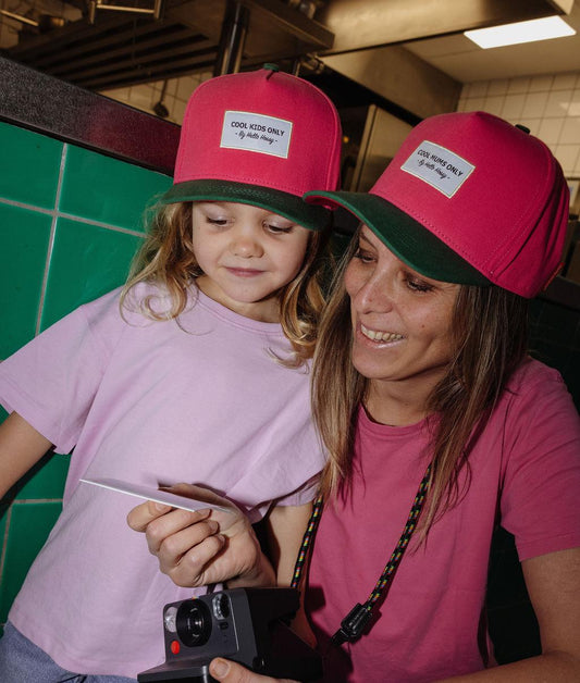 Casquette enfant et maman bicolore rose et vert portée Hello Hossy
